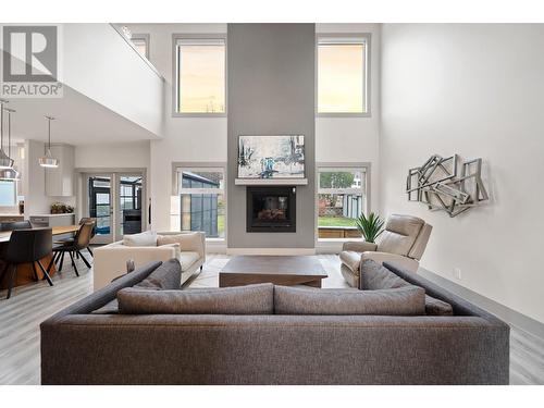 307 Mariposa Court, Kamloops, BC - Indoor Photo Showing Living Room