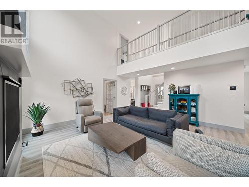 307 Mariposa Court, Kamloops, BC - Indoor Photo Showing Living Room