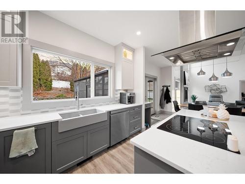 307 Mariposa Court, Kamloops, BC - Indoor Photo Showing Kitchen With Double Sink