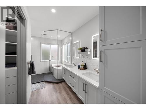 307 Mariposa Court, Kamloops, BC - Indoor Photo Showing Bathroom