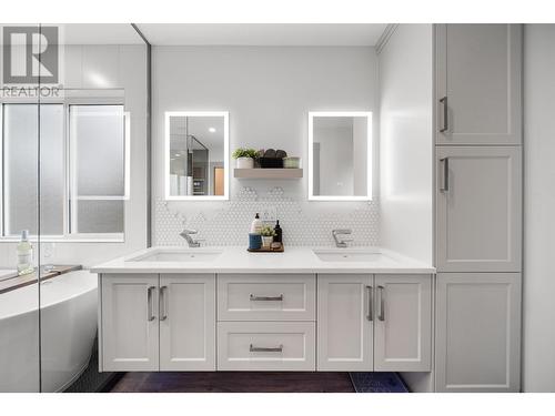 307 Mariposa Court, Kamloops, BC - Indoor Photo Showing Bathroom