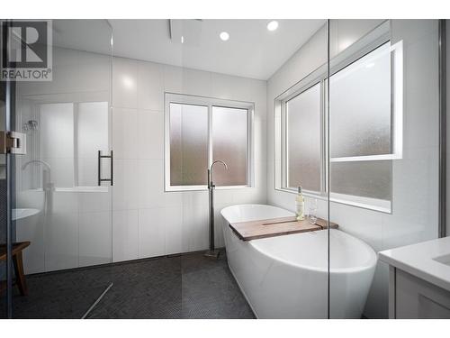 307 Mariposa Court, Kamloops, BC - Indoor Photo Showing Bathroom