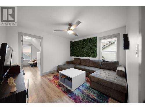 307 Mariposa Court, Kamloops, BC - Indoor Photo Showing Living Room