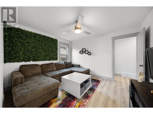 307 Mariposa Court, Kamloops, BC - Indoor Photo Showing Living Room