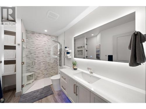 307 Mariposa Court, Kamloops, BC - Indoor Photo Showing Bathroom