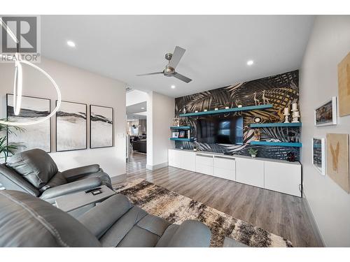 307 Mariposa Court, Kamloops, BC - Indoor Photo Showing Living Room