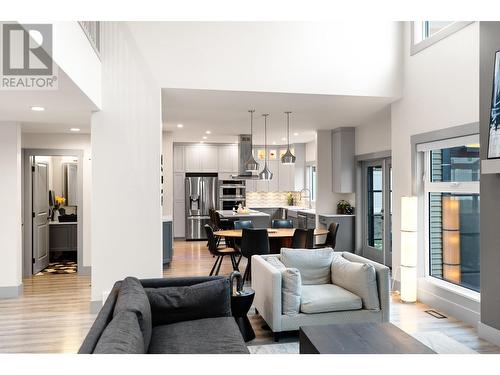 307 Mariposa Court, Kamloops, BC - Indoor Photo Showing Living Room