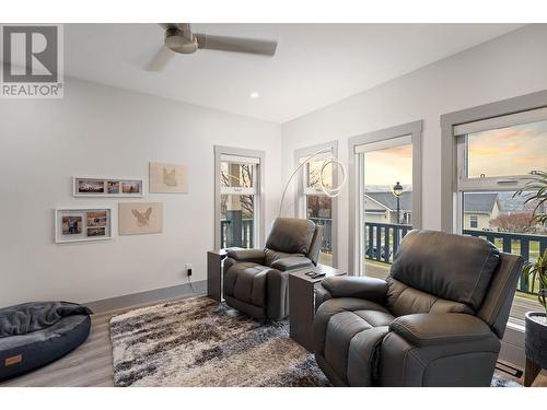 307 Mariposa Court, Kamloops, BC - Indoor Photo Showing Living Room