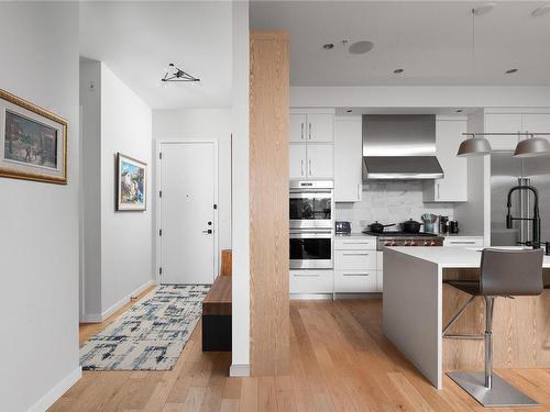 502-1201 Fort St, Victoria, BC - Indoor Photo Showing Kitchen With Upgraded Kitchen