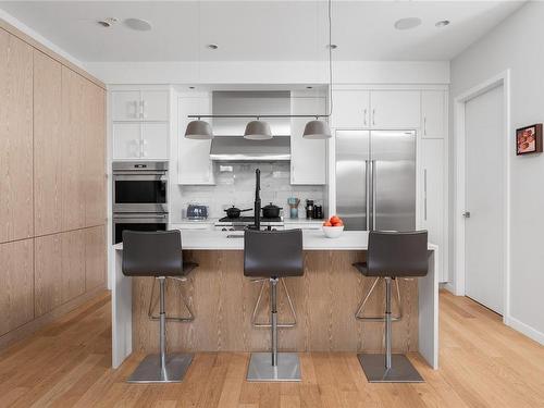 502-1201 Fort St, Victoria, BC - Indoor Photo Showing Kitchen With Upgraded Kitchen