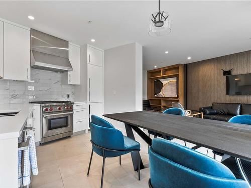 502-1201 Fort St, Victoria, BC - Indoor Photo Showing Kitchen With Upgraded Kitchen