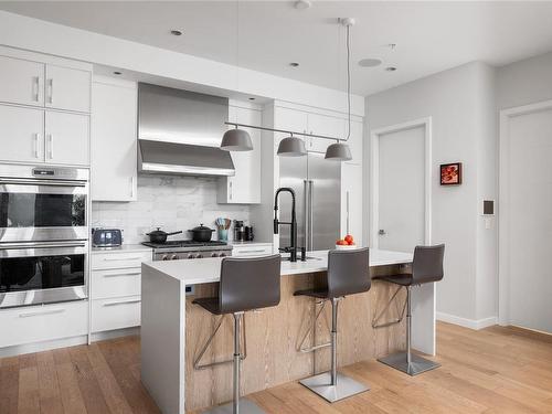 502-1201 Fort St, Victoria, BC - Indoor Photo Showing Kitchen With Upgraded Kitchen