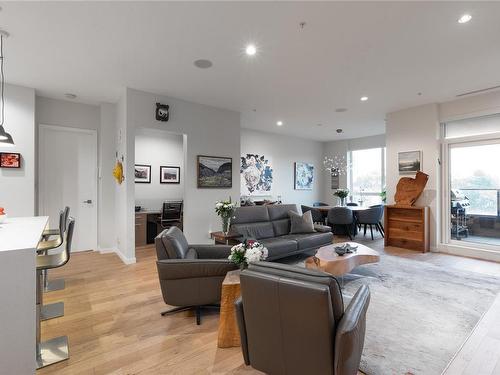 502-1201 Fort St, Victoria, BC - Indoor Photo Showing Living Room