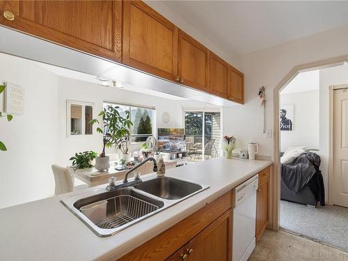 302-1900 Bowen Rd, Nanaimo, BC - Indoor Photo Showing Kitchen With Double Sink