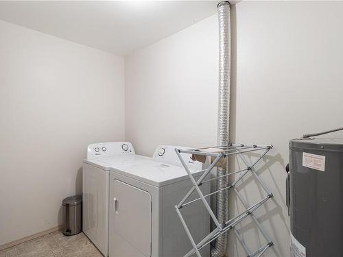 302-1900 Bowen Rd, Nanaimo, BC - Indoor Photo Showing Laundry Room