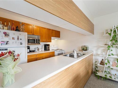 302-1900 Bowen Rd, Nanaimo, BC - Indoor Photo Showing Kitchen With Double Sink