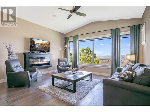 1836 Tower Ranch Boulevard Unit# 1, Kelowna, BC - Indoor Photo Showing Living Room With Fireplace