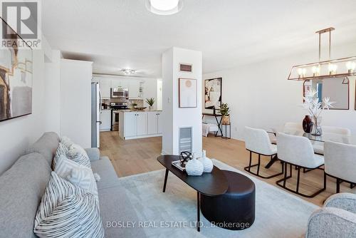 2614 - 633 Bay Street, Toronto, ON - Indoor Photo Showing Living Room