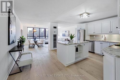 2614 - 633 Bay Street, Toronto, ON - Indoor Photo Showing Kitchen With Upgraded Kitchen