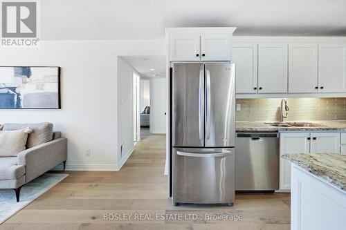 2614 - 633 Bay Street, Toronto, ON - Indoor Photo Showing Kitchen