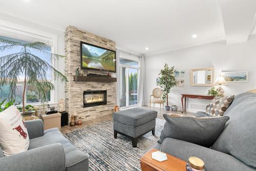 14 6211 Chilliwack River Road|Sardis South, Chilliwack, BC - Indoor Photo Showing Living Room With Fireplace