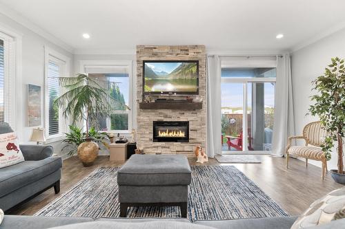 14 6211 Chilliwack River Road|Sardis South, Chilliwack, BC - Indoor Photo Showing Living Room With Fireplace