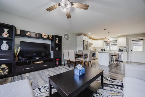 45614 Herron Avenue|Chilliwack Proper West, Chilliwack, BC - Indoor Photo Showing Living Room