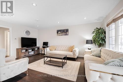 17 Macbride Crescent, Vaughan, ON - Indoor Photo Showing Living Room