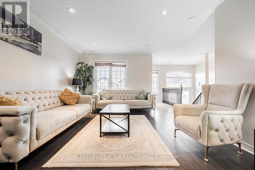 17 Macbride Crescent, Vaughan, ON - Indoor Photo Showing Living Room