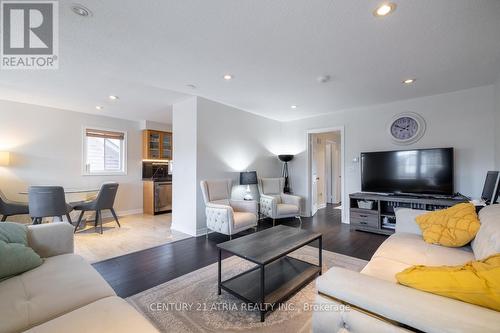 17 Macbride Crescent, Vaughan, ON - Indoor Photo Showing Living Room