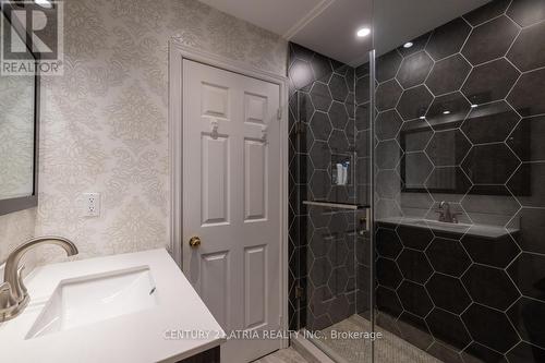 17 Macbride Crescent, Vaughan, ON - Indoor Photo Showing Bathroom