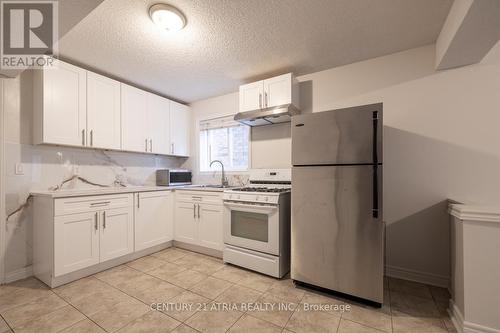 17 Macbride Crescent, Vaughan, ON - Indoor Photo Showing Kitchen