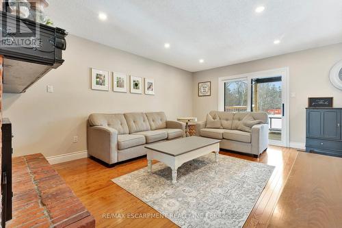 131 Sunnyridge Road, Hamilton, ON - Indoor Photo Showing Living Room