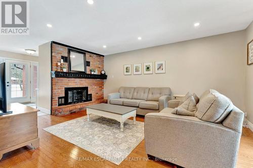 131 Sunnyridge Road, Hamilton, ON - Indoor Photo Showing Living Room With Fireplace