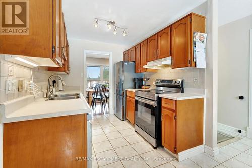 131 Sunnyridge Road, Hamilton, ON - Indoor Photo Showing Kitchen With Double Sink