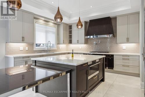 282 Tudor Avenue, Oakville, ON - Indoor Photo Showing Kitchen With Upgraded Kitchen