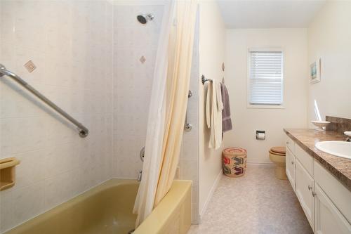 11 Caro Road, Kelowna, BC - Indoor Photo Showing Bathroom