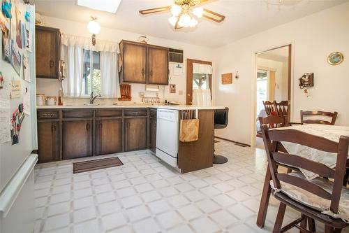 11 Caro Road, Kelowna, BC - Indoor Photo Showing Kitchen