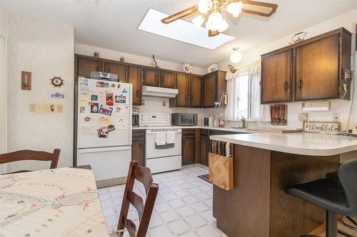 11 Caro Road, Kelowna, BC - Indoor Photo Showing Kitchen