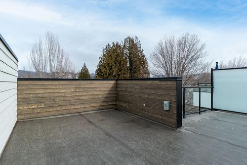 2-935 Borden Avenue, Kelowna, BC - Outdoor