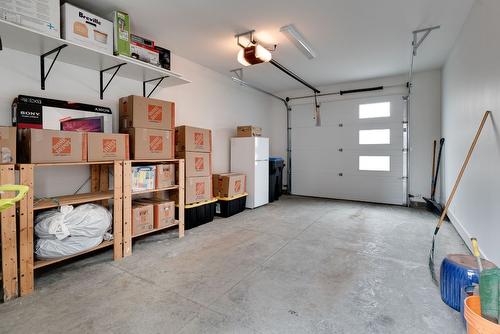 2-935 Borden Avenue, Kelowna, BC - Indoor Photo Showing Garage