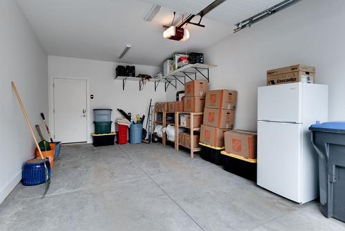 2-935 Borden Avenue, Kelowna, BC - Indoor Photo Showing Garage