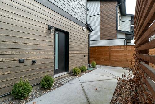 2-935 Borden Avenue, Kelowna, BC - Outdoor With Exterior