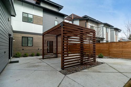 2-935 Borden Avenue, Kelowna, BC - Outdoor With Exterior