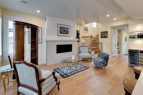 2-935 Borden Avenue, Kelowna, BC - Indoor Photo Showing Living Room With Fireplace