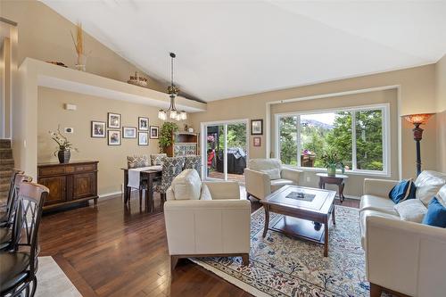 32-2210 Horizon Drive, West Kelowna, BC - Indoor Photo Showing Living Room