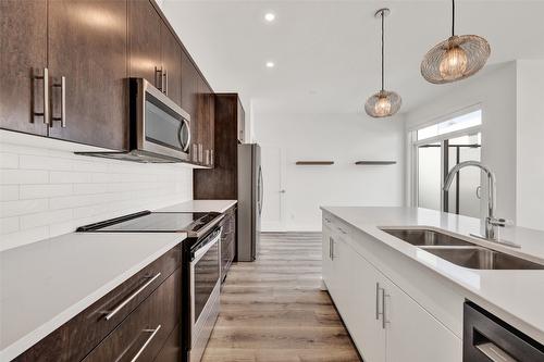 338-610 Academy Way, Kelowna, BC - Indoor Photo Showing Kitchen With Double Sink With Upgraded Kitchen