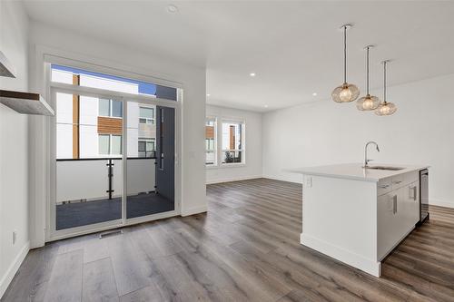 338-610 Academy Way, Kelowna, BC - Indoor Photo Showing Kitchen