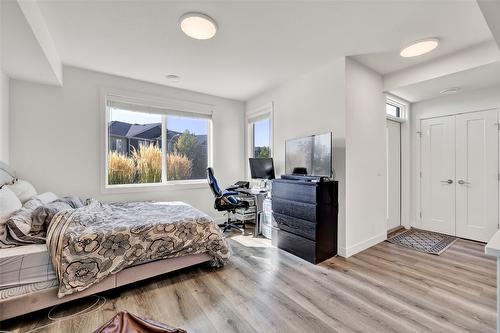 338-610 Academy Way, Kelowna, BC - Indoor Photo Showing Bedroom