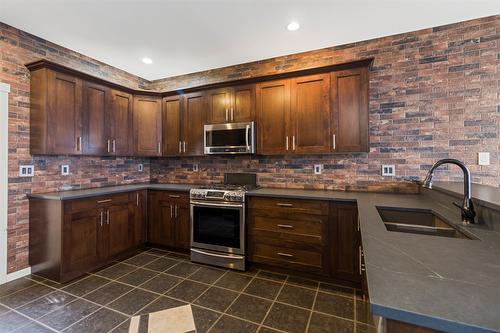 2021 Stagecoach Drive, Kamloops, BC - Indoor Photo Showing Kitchen With Double Sink